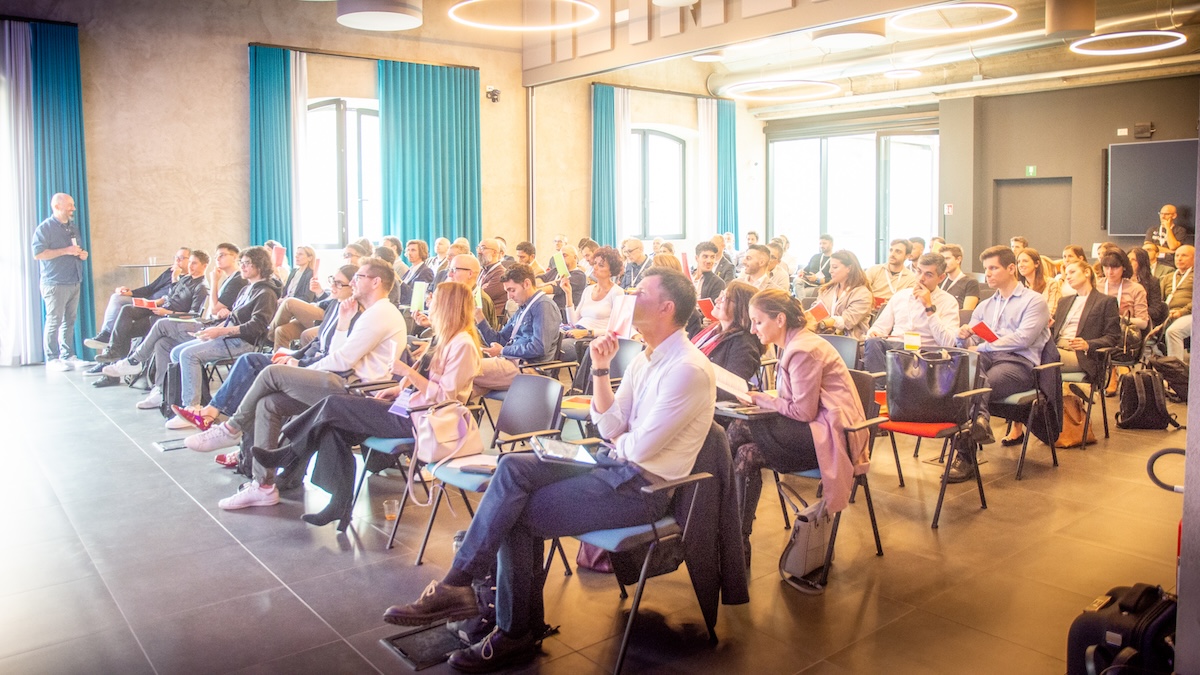 Figura 1 – Officine CredEm è una struttura ricavata da una ex fabbrica avionica a Reggio Emilia. Nella foto, i partecipanti all’Agile Forum, uno degli eventi lì organizzati da Agile Reloaded.